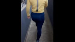 nalgona caminando el leggins